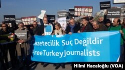 Turkish journalists protesting imprisonment of their colleagues